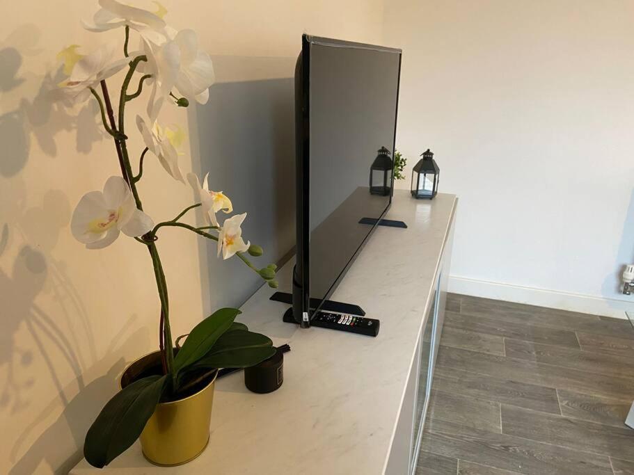 2 Bedroom Private Spacious Apartment In West Midlands Бирмингем Экстерьер фото